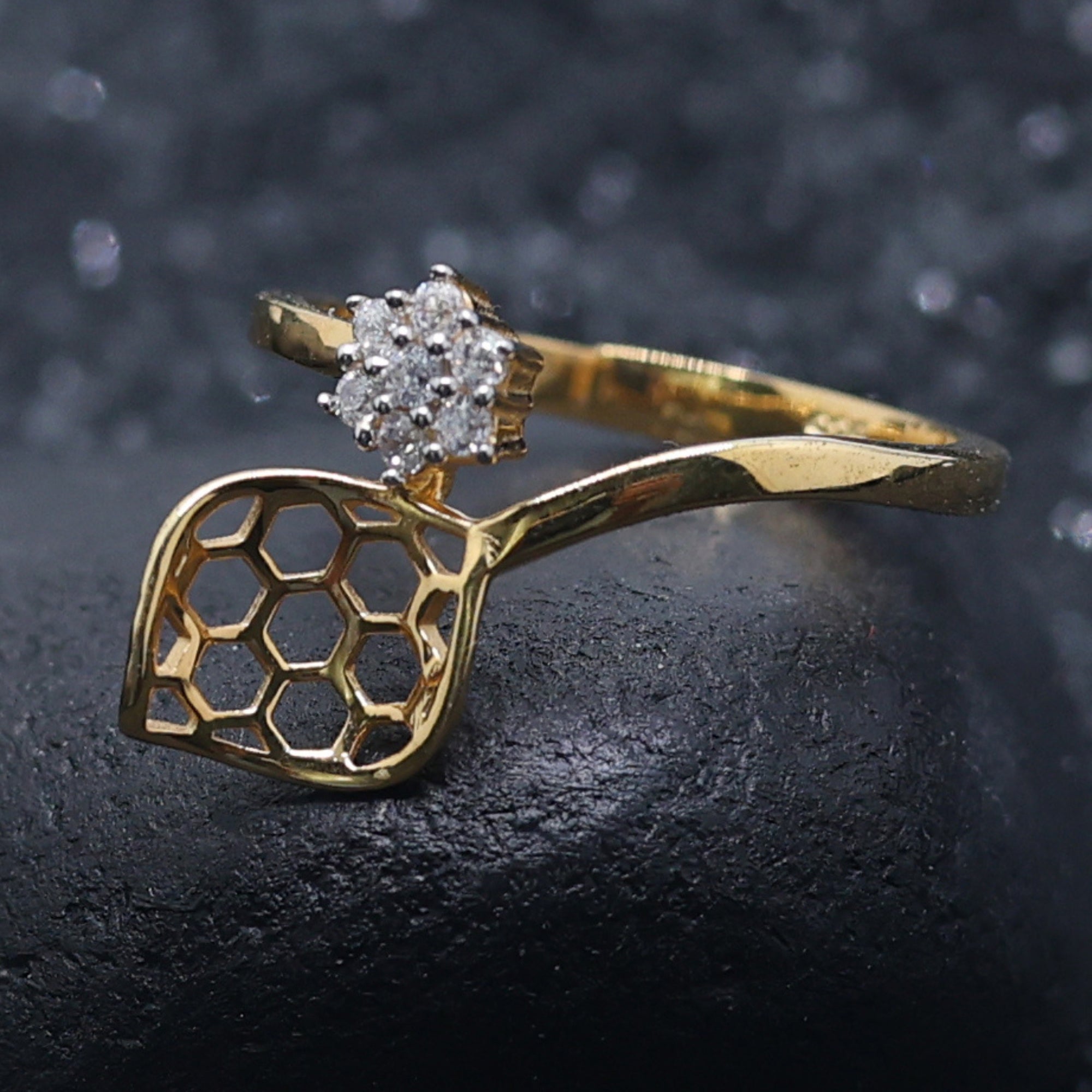 Elegant Leaf Design Honeycomb Ring