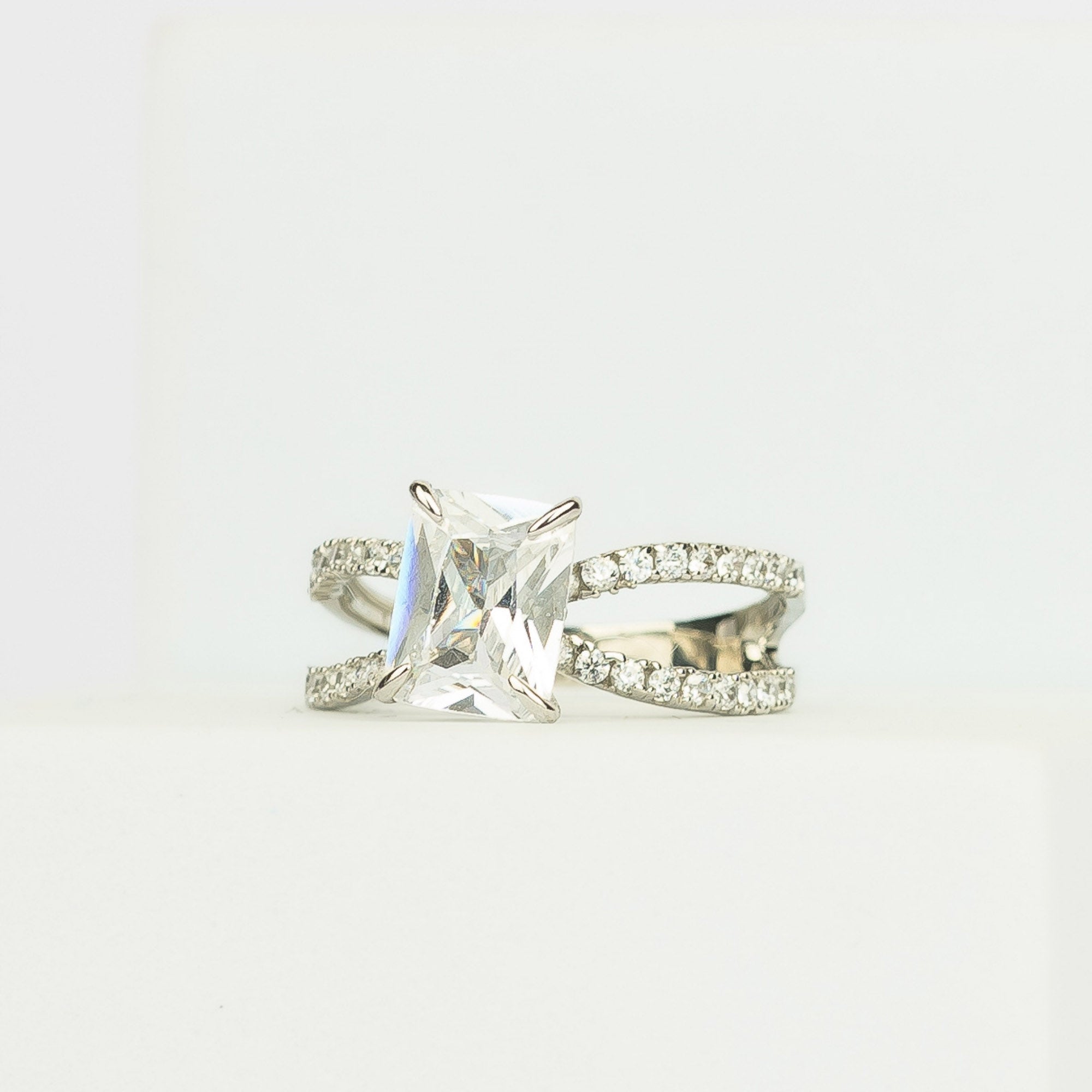 Adjustable Sterling Silver Radiant-Cut White Gold Split Shank Solitaire Ring – Perfect for Engagements