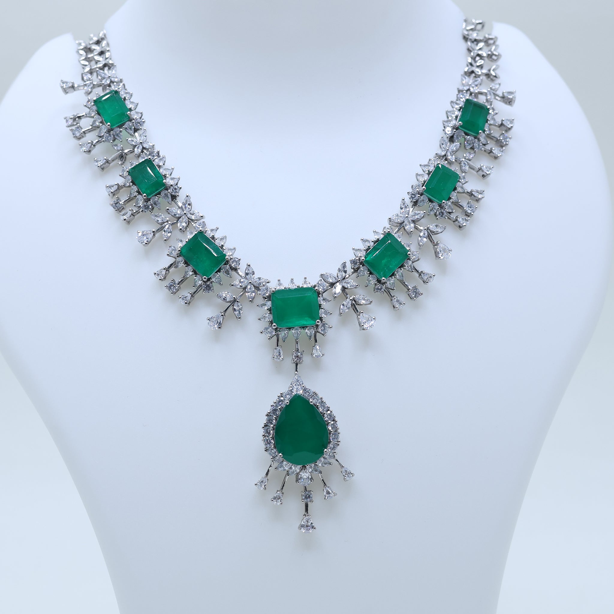 Elegant Emerald Necklace with Diamonds