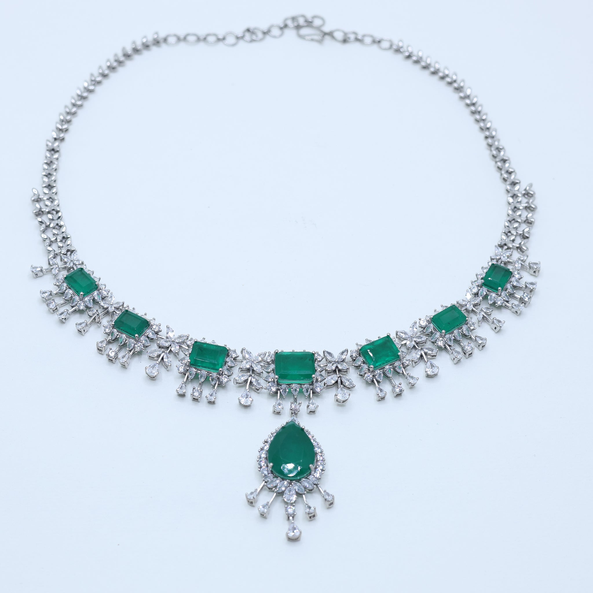 Elegant Emerald Necklace with Diamonds