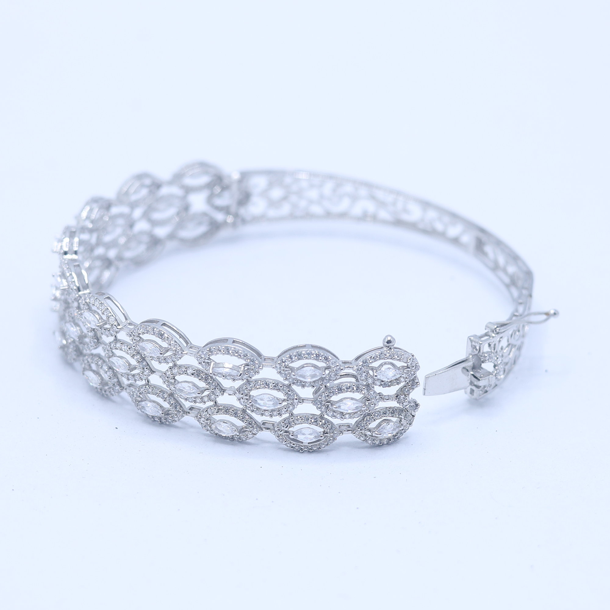Elegant Openable White Gold Bracelet