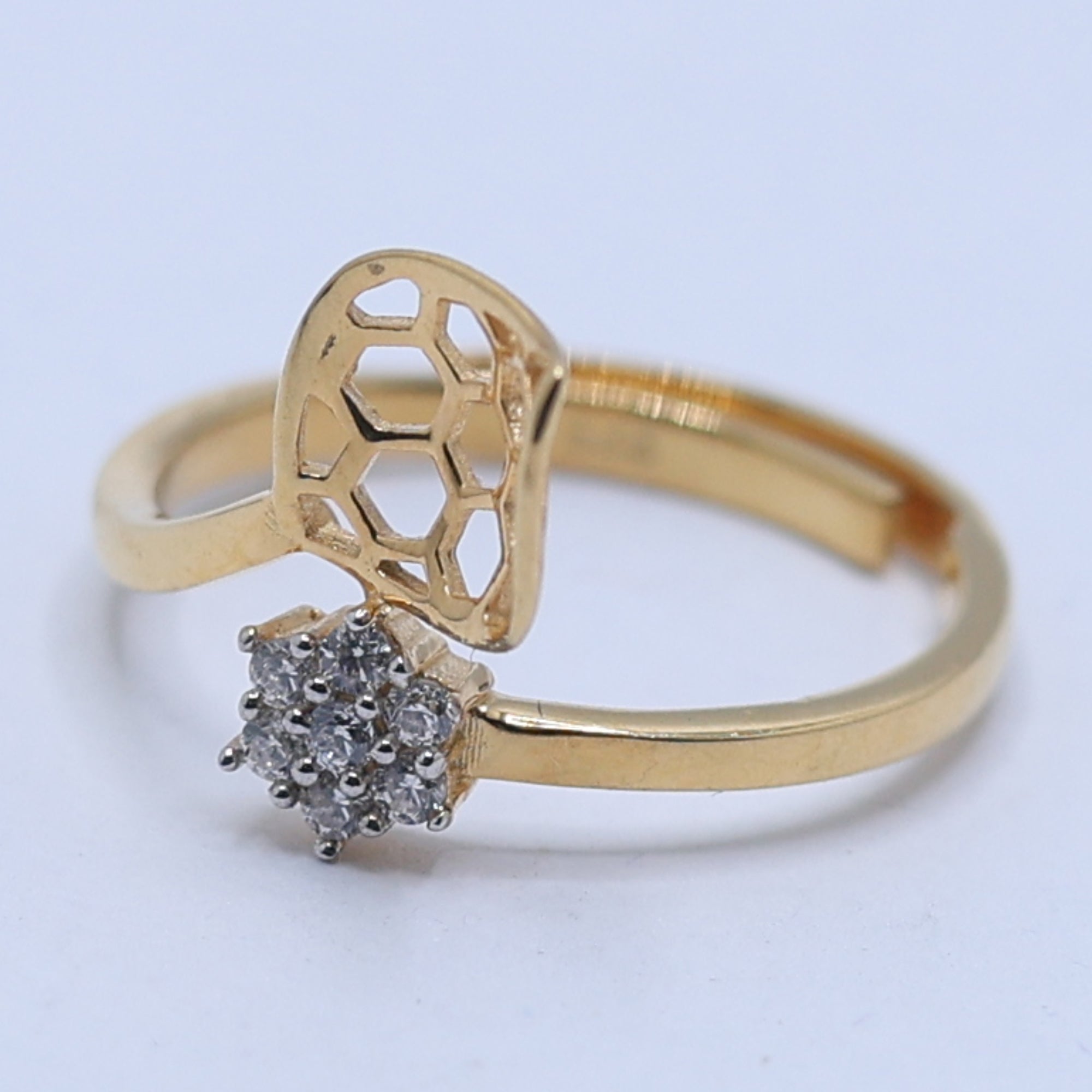 Elegant Leaf Design Honeycomb Ring