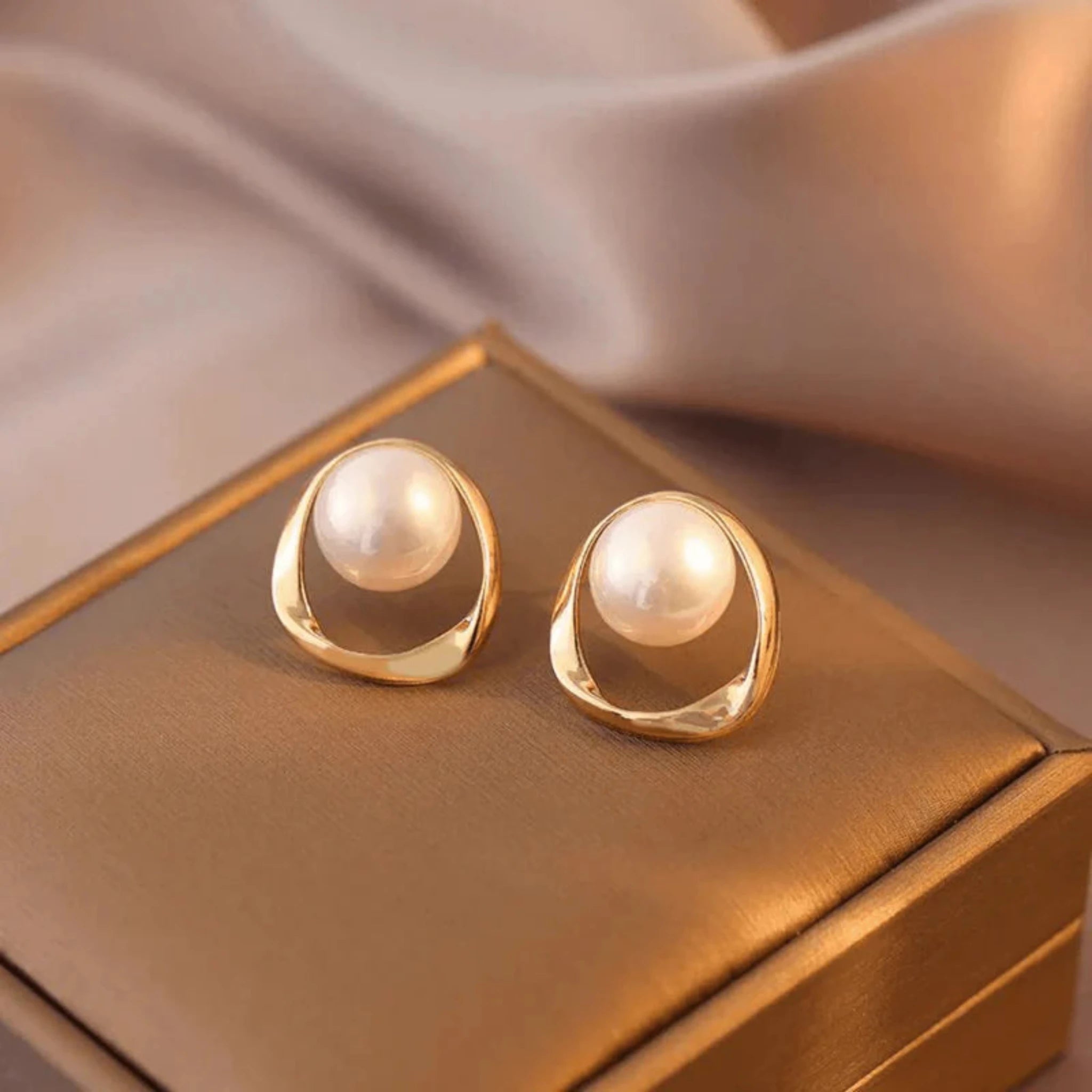 Silver White Pearl Classic Stud Minimalist Freeform Hollow Frame Yellow Gold Earring For Woman