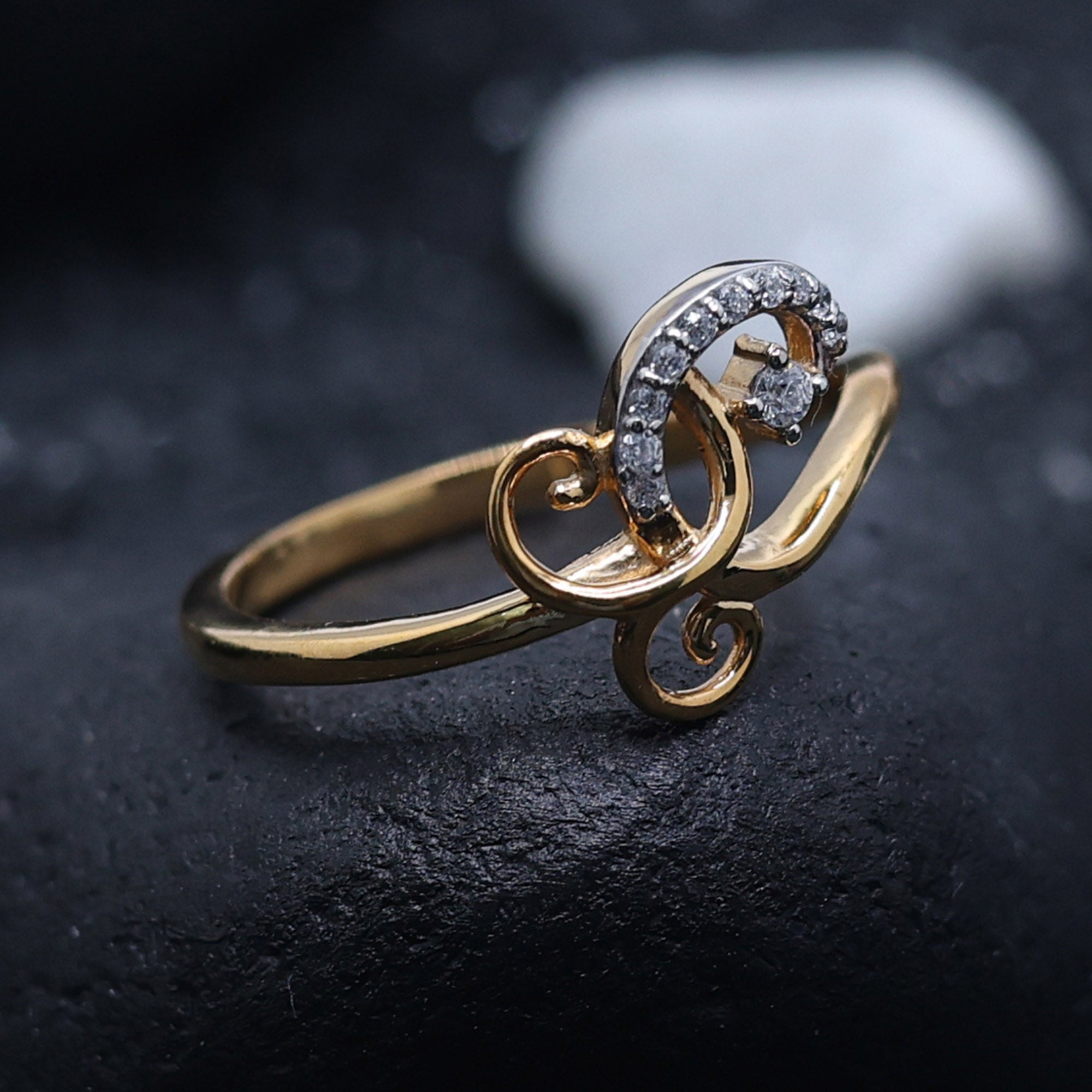 Elegant Curved Swirl Ring