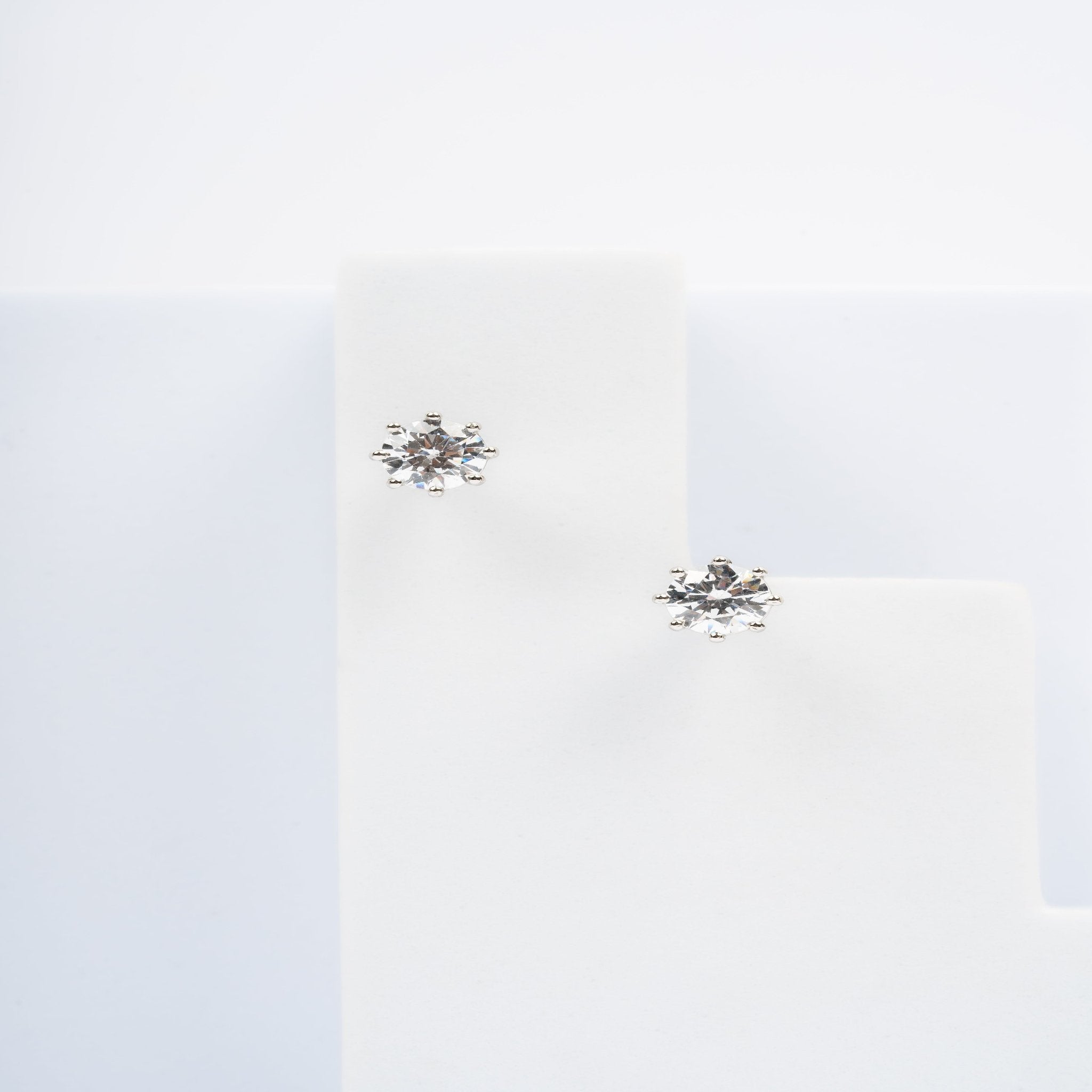 Lustrous Round-Cut White Gold Silver Diamond Earring For Woman
