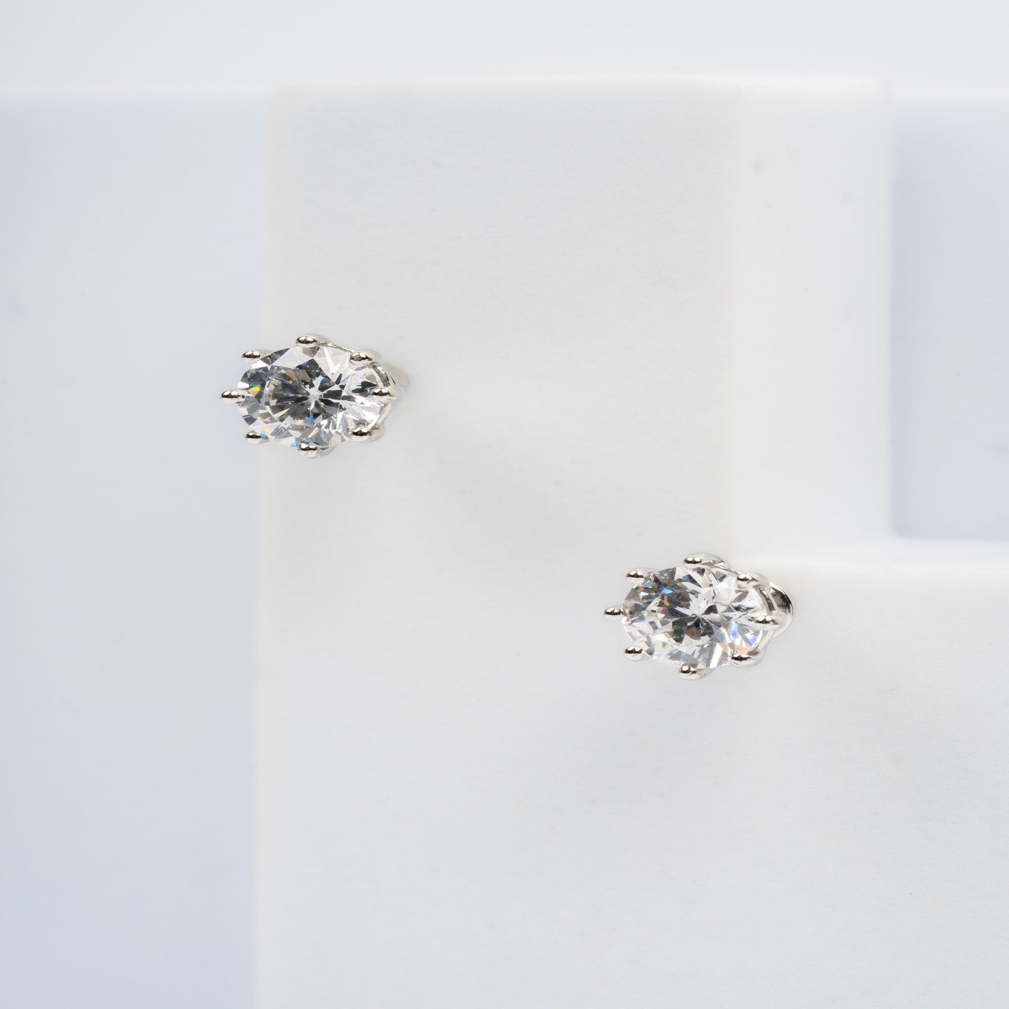 Lustrous Round-Cut White Gold Silver Diamond Earring For Woman
