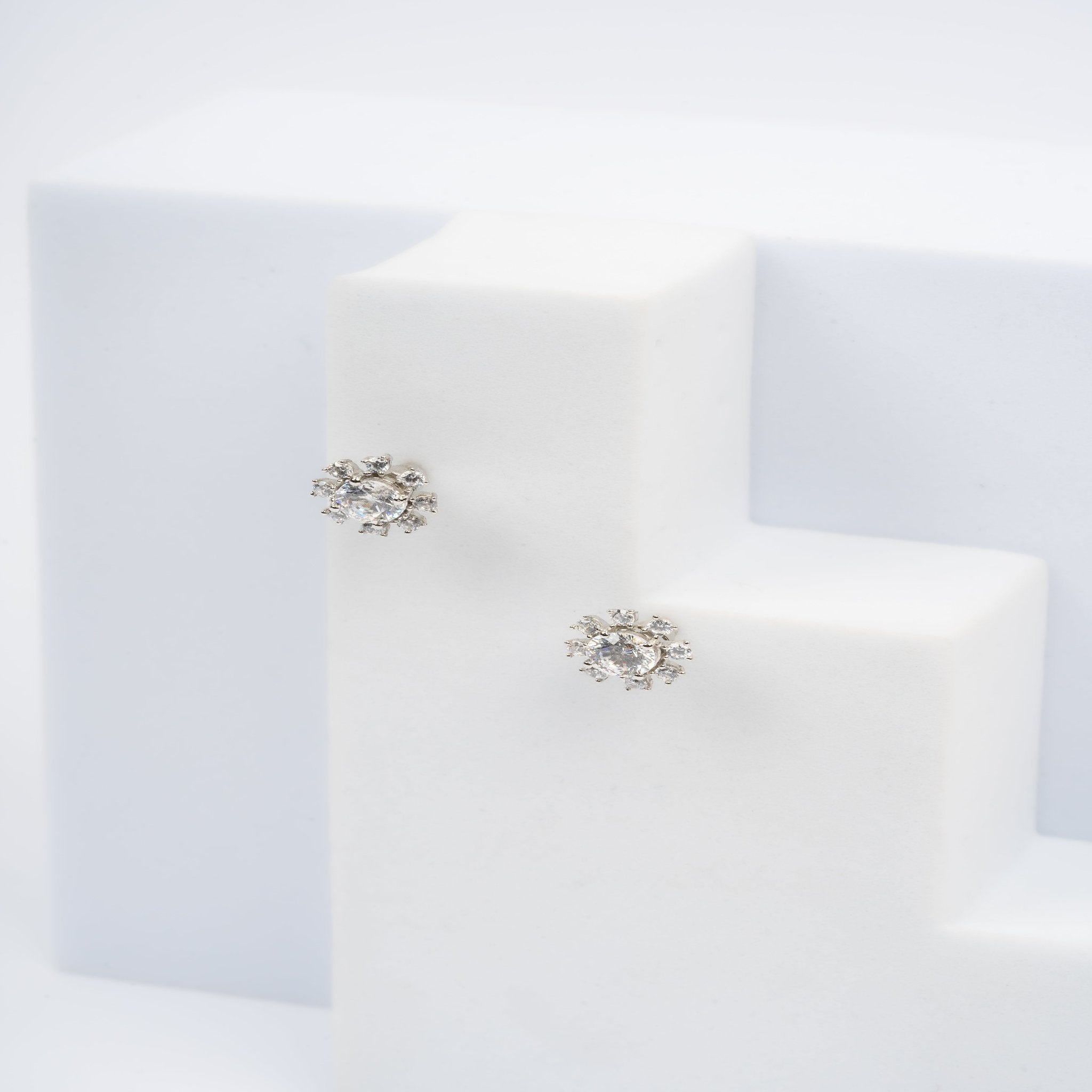 Snowflake-Inspired White Gold Silver Radiant Earrings For Woman