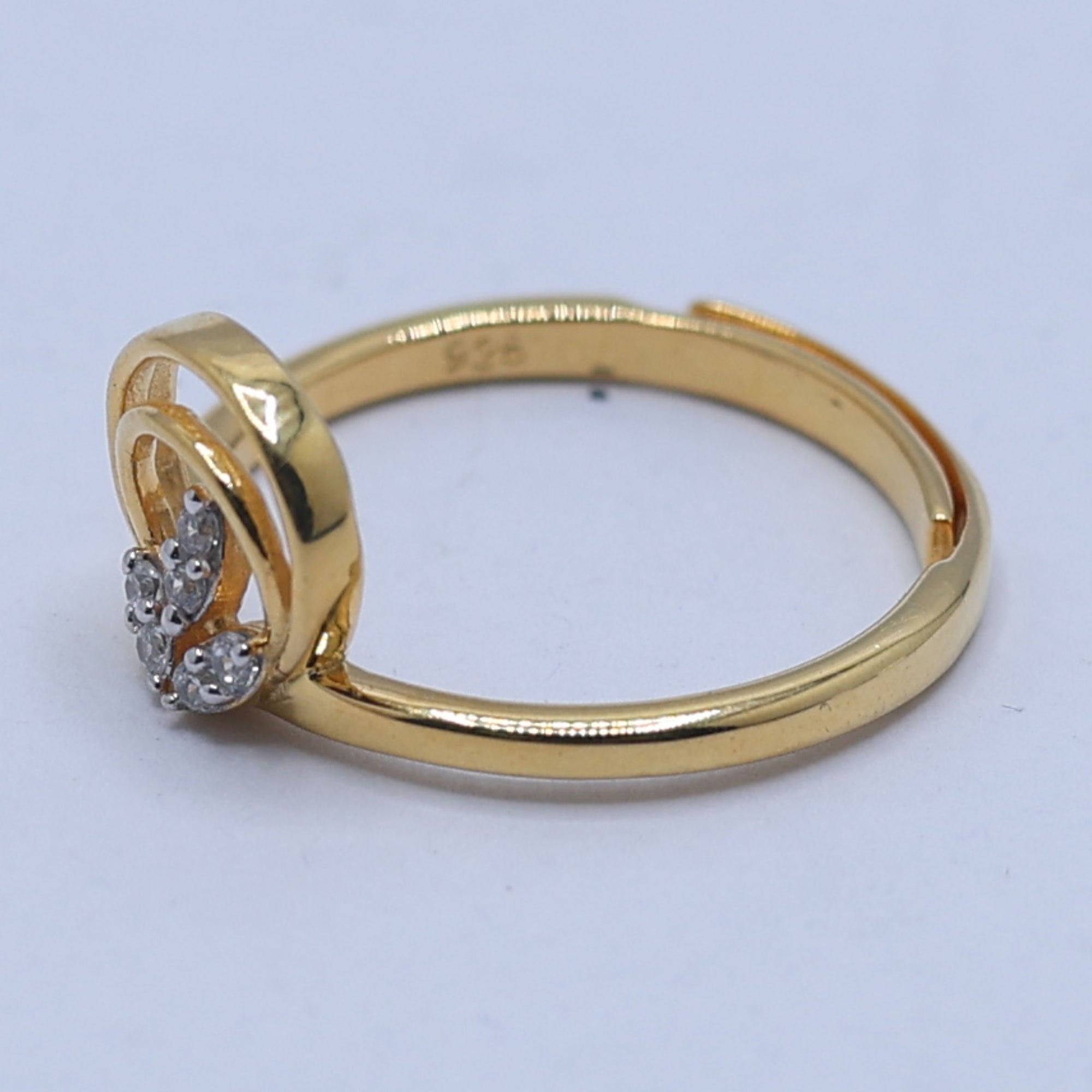 Elegant Circle Leaf Design Ring