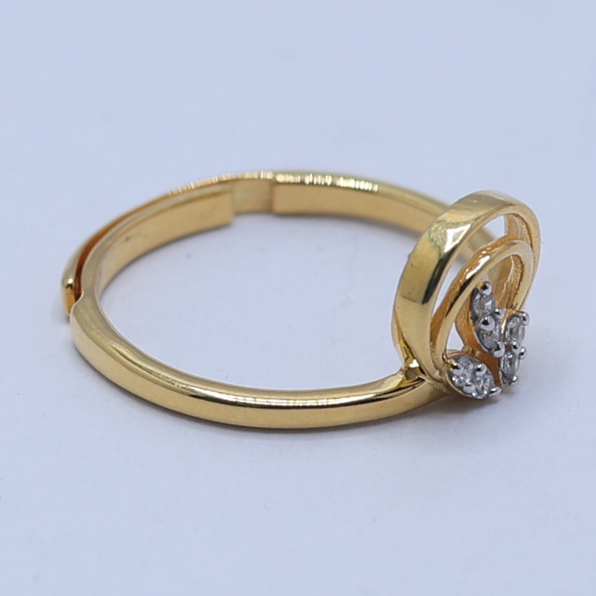 Elegant Circle Leaf Design Ring