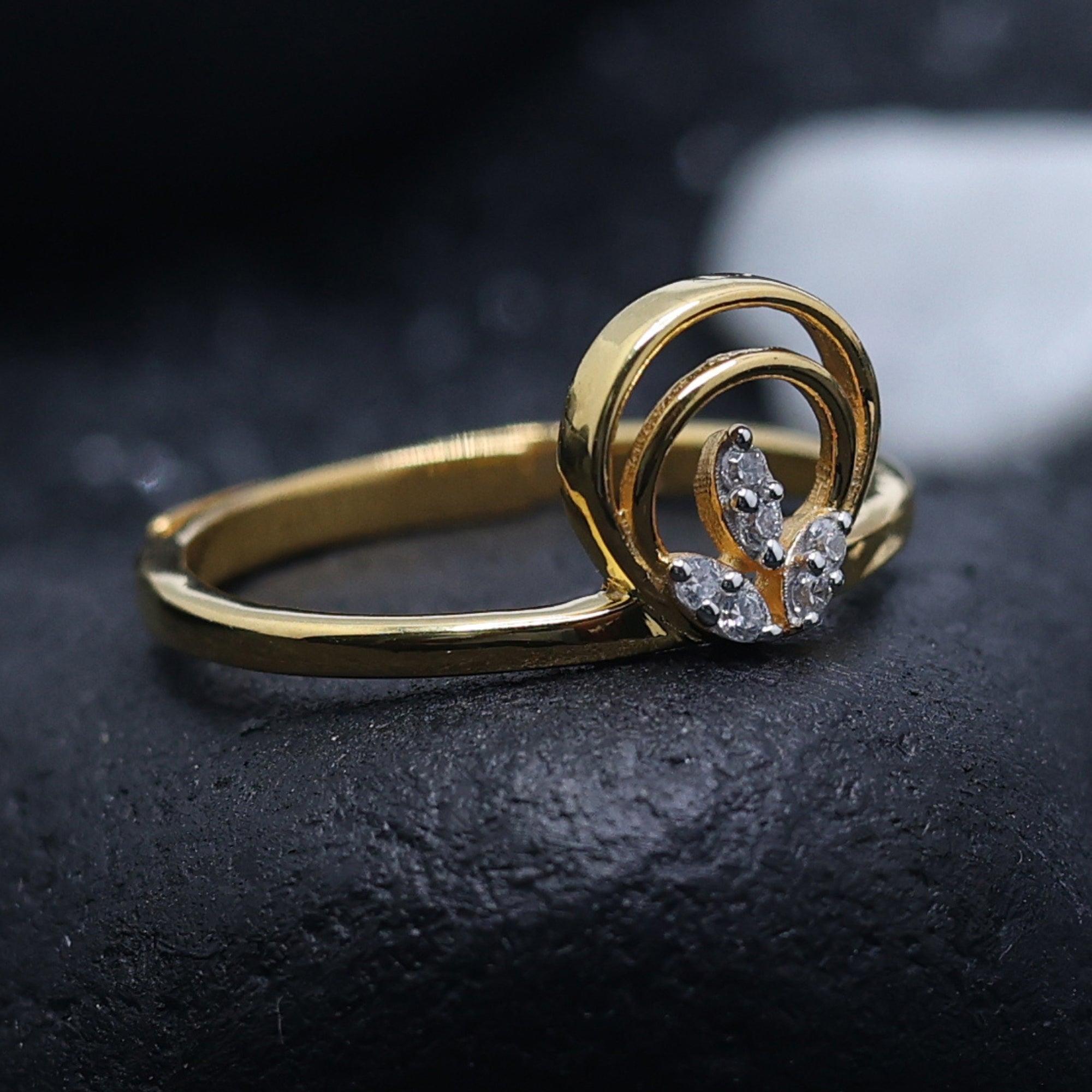 Elegant Circle Leaf Design Ring